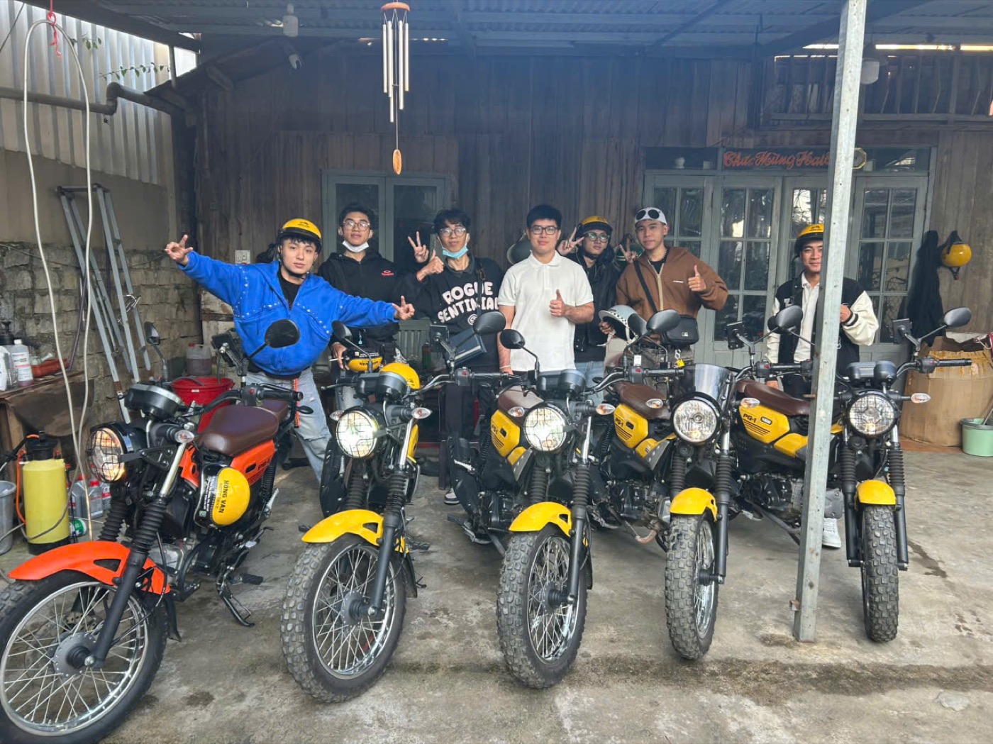 Nhóm khách chụp ảnh cùng dàn xe PG-1