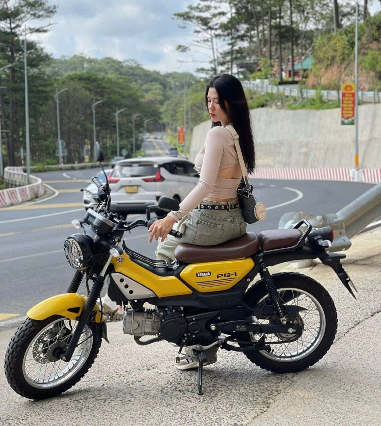 Khách chụp ảnh cùng xe PG-1 màu vàng trên cung đường Đà Lạt